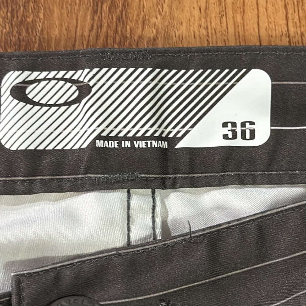 Oakley‎ Hydrolix Men Sz 36 Grey White Stripes Zip Shorts - Picture 7 of 9